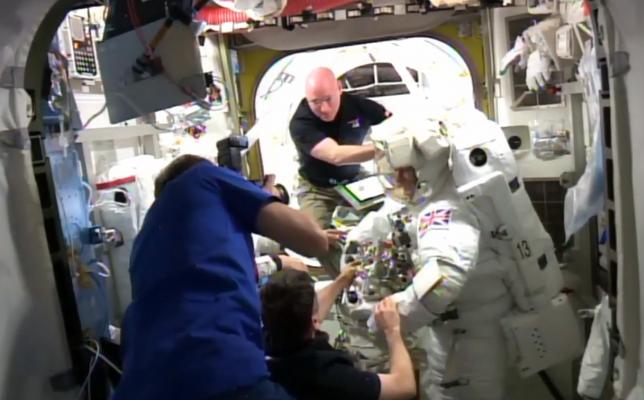 spacewalksuspendedafterleakinusastronautshelmet